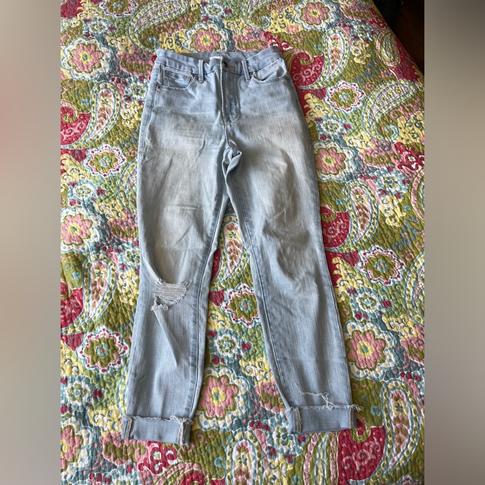 Good American faded blue Jean with ripped knee size 0/25